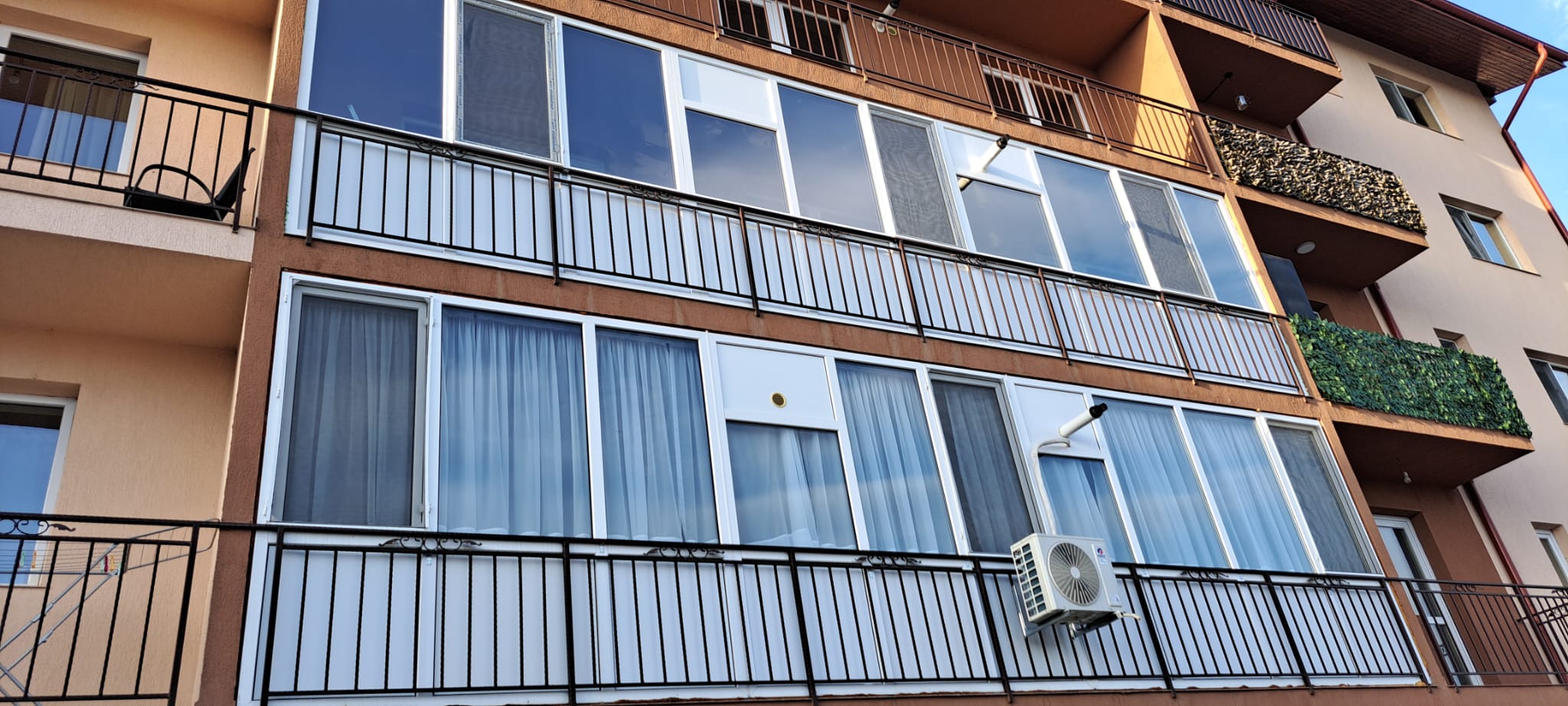 Bloc cu ferestre termopan pe mai multe etaje